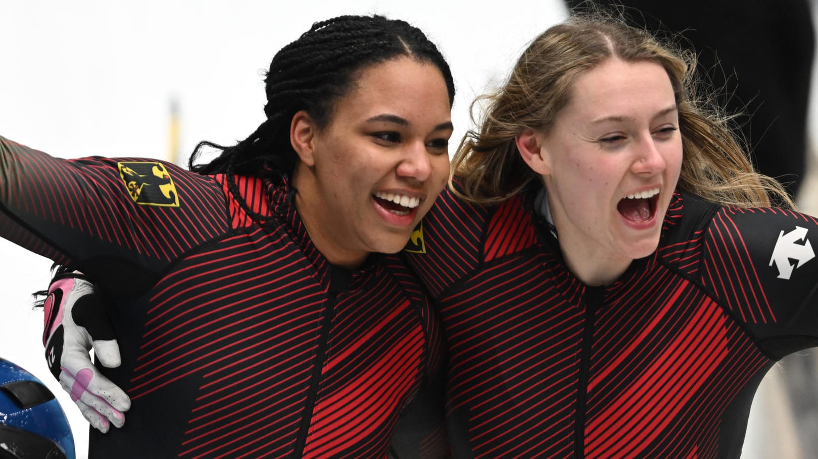 Laura Nolte (r) und Deborah Levi jubeln nach dem Olympiasieg: Das Duo fuhr im Zweierbob allen davon.