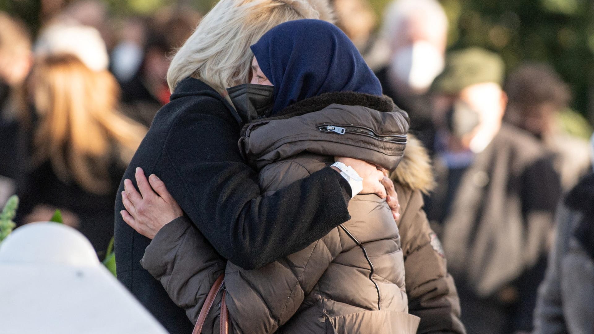 Angehörige umarmen sich auf dem Friedhof in Hanau: Vonseiten der Hinterbliebenen wurde kritisiert, Hessen würde die Gedenkfeier für sich vereinnahmen.