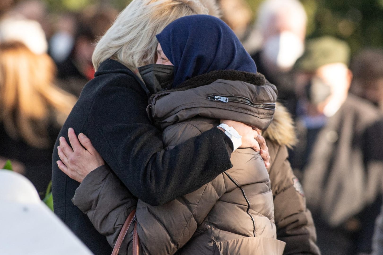 Angehörige umarmen sich auf dem Friedhof in Hanau: Vonseiten der Hinterbliebenen wurde kritisiert, Hessen würde die Gedenkfeier für sich vereinnahmen.