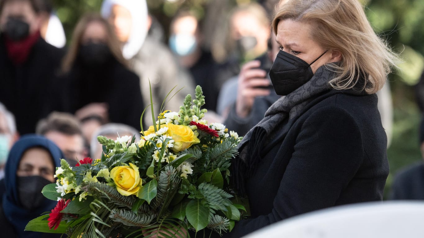 Bundesinnenministerin Nancy Faeser trägt einen Blumenkranz: Sie erinnerte an die Opfer des rassistischen Anschlags.
