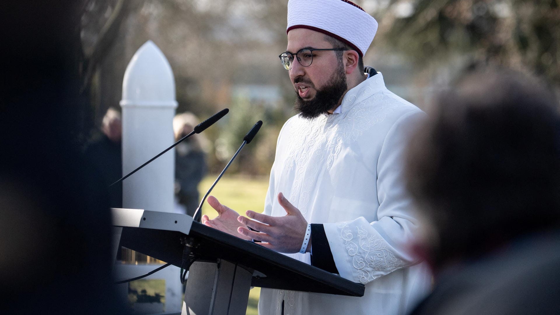 Imam Mustafa Macit Bozkurt auf dem Friedhof in Hanau: Die Grabstätte der Anschlagopfer bezeichnete er als "Mahnmal".