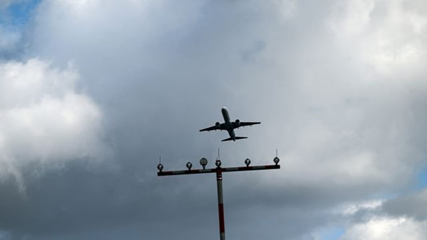Ein Flugzeug im Landeanflug auf Düsseldorf (Symbolbild).