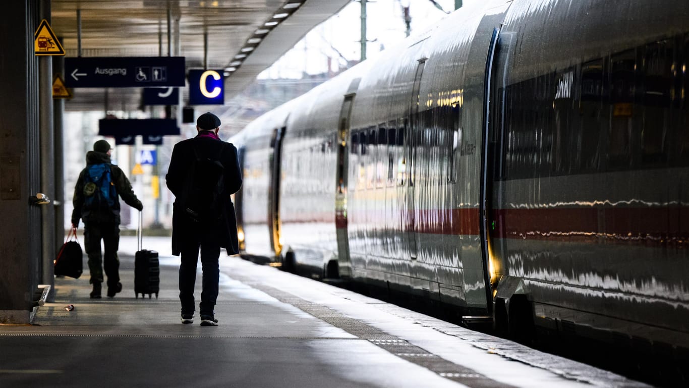 Ein Aufenthaltzug im Hauptbahnhof Hannover: Wegen Orkantief Zeynep ist der Bahnverkehr vielerorts eingestellt worden
