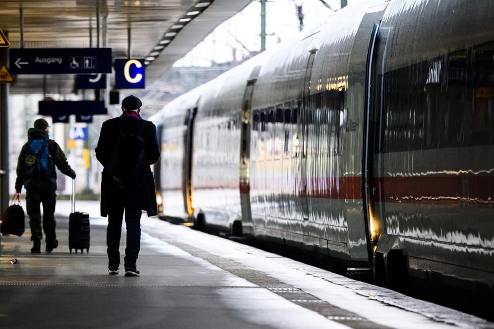 Ein Aufenthaltzug im Hauptbahnhof Hannover: Wegen Orkantief Zeynep ist der Bahnverkehr vielerorts eingestellt worden