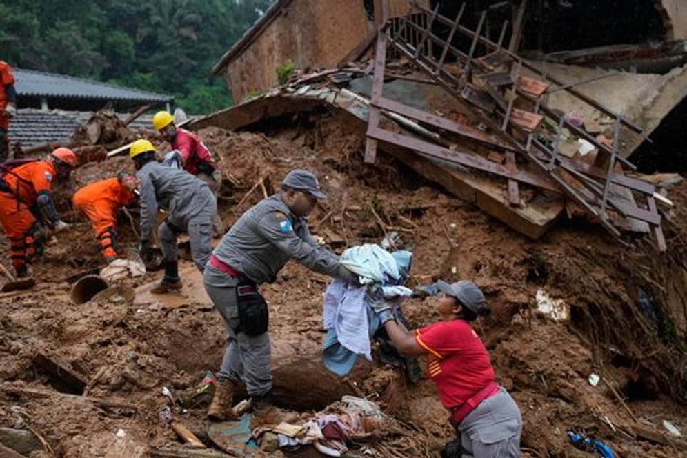 Rettungskräfte suchen nach Überlebenden und Opfern der tödlichen Schlammlawinen in Petrópolis.