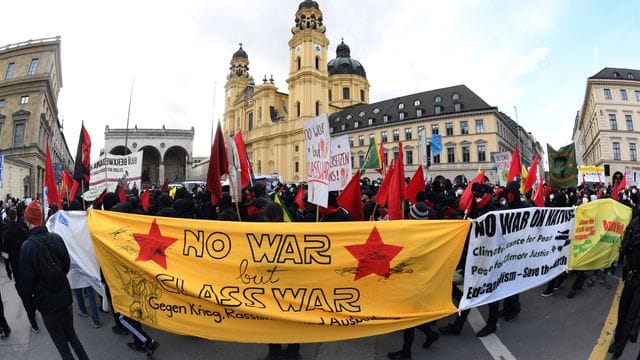 In der Münchner Innenstadt demonstrieren Hunderte Menschen gegen die Sicherheitskonferenz.