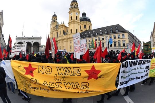 In der Münchner Innenstadt demonstrieren Hunderte Menschen gegen die Sicherheitskonferenz.