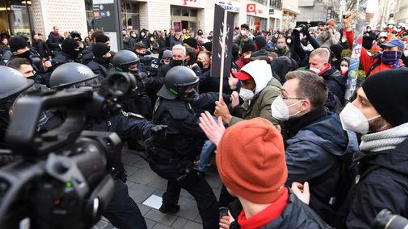 Demonstranten und Polizisten stehen sich bei einer Demo gegen die Sicherheitskonferenz am Marienplatz gegenüber.