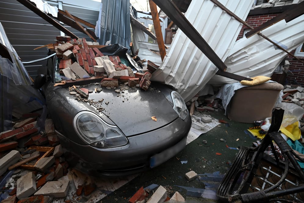 Reste eines eingestürzten Daches liegen auf einem Auto: Sturmtief "Zeynep" brachte schwere Sturmböen.
