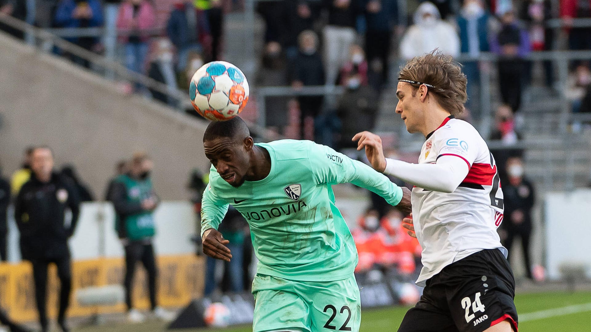 Im Duell: Bochums Christopher Antwi-Adjei (l.) mit dem Stuttgarter Borna Sosa. Im Duell: Bochums Christopher Antwi-Adjei (l.) mit dem Stuttgarter Borna Sosa.