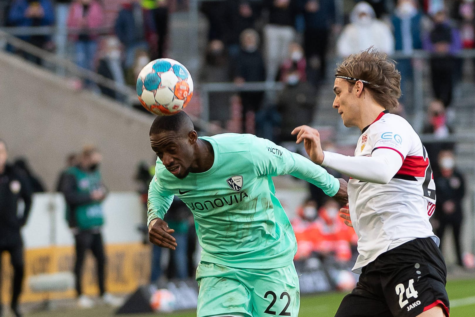 Im Duell: Bochums Christopher Antwi-Adjei (l.) mit dem Stuttgarter Borna Sosa.