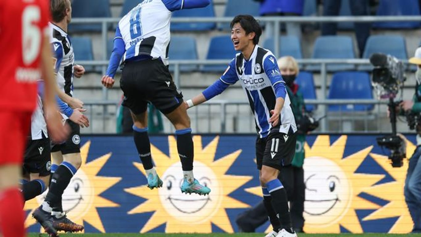 Masaya Okugawa (r) sorgt mit seinem Treffer für den 1:0-Sieg von Arminia Bielefeld gegen den 1.