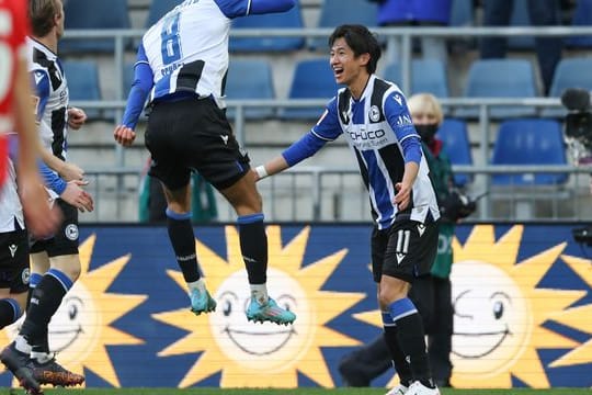 Masaya Okugawa (r) sorgt mit seinem Treffer für den 1:0-Sieg von Arminia Bielefeld gegen den 1.