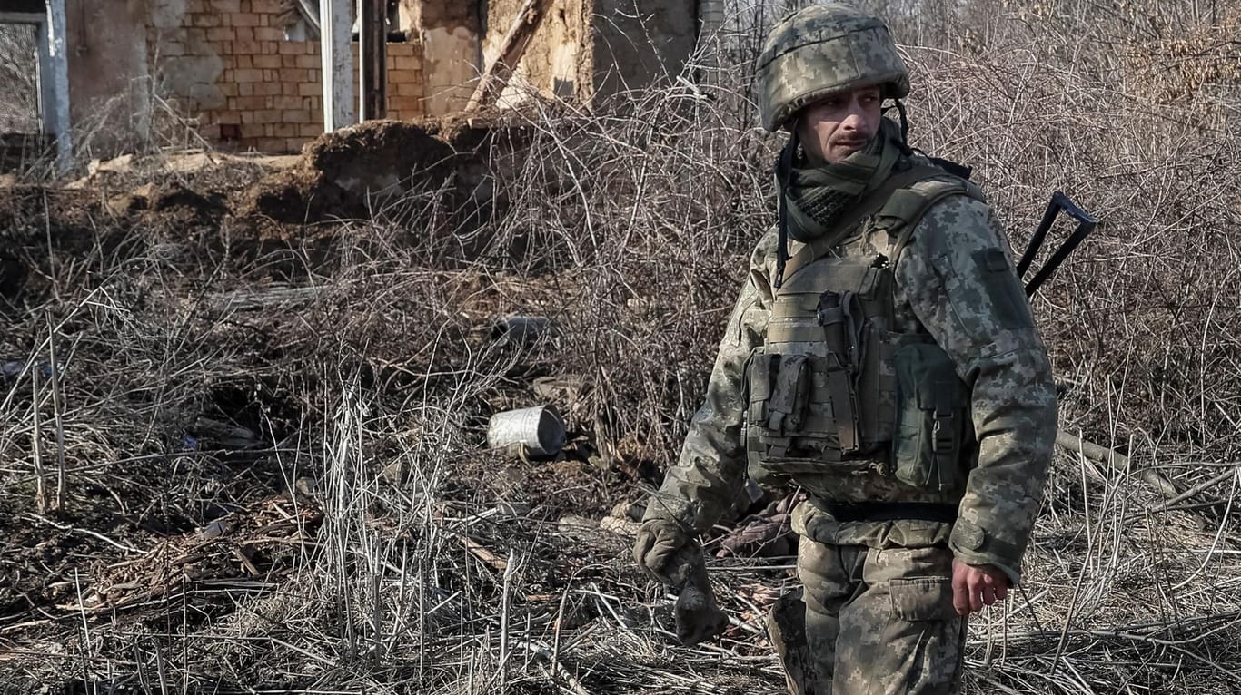 Ein ukrainischer Soldat in der Ostukraine: In den vergangenen Tagen meldete die Ukraine zahlreiche Angriffe durch die pro-russischen Separatisten.