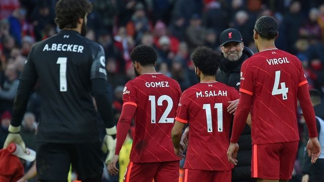 Liverpools Trainer Jürgen Klopp (2.