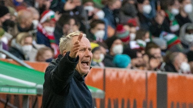 Freiburgs Trainer Christian Streich gibt beim FC Augsburg von der Seitenlinie Anweisungen. Freiburgs Trainer Christian Streich gibt beim FC Augsburg von der Seitenlinie Anweisungen.