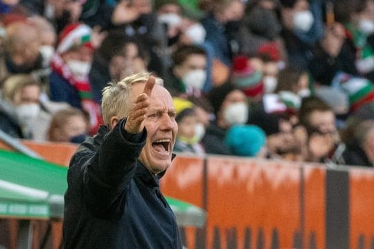 Freiburgs Trainer Christian Streich gibt beim FC Augsburg von der Seitenlinie Anweisungen.
