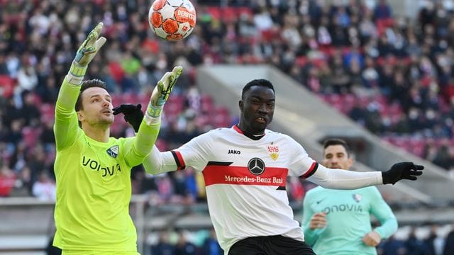 Stuttgarts Silas Katompa Mvumpa (M) beim Spiel gegen den VfL Bochum in Aktion. Stuttgarts Silas Katompa Mvumpa (M) beim Spiel gegen den VfL Bochum in Aktion.