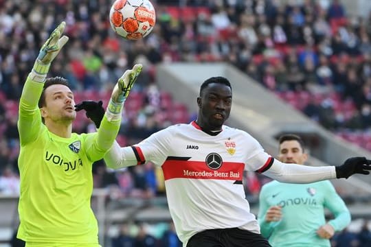 Stuttgarts Silas Katompa Mvumpa (M) beim Spiel gegen den VfL Bochum in Aktion.