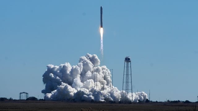 Die Antares-Rakete von Northrop Grumman hebt von der Startrampe des NASA-Weltraumbahnhofs auf Wallops Island ab.