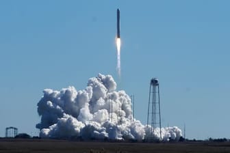 Die Antares-Rakete von Northrop Grumman hebt von der Startrampe des NASA-Weltraumbahnhofs auf Wallops Island ab.