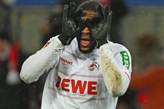 Anthony Modeste: Der Kölner Stürmer feierte seinen 15. Saisontreffer mit seinem bekannten Brillen-Jubel.