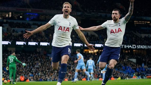 Harry Kane (l) und Pierre-Emile Hojbjerg von Tottenham Hotspur feiern das Tor zum 2:1 gegen Manchester City. Harry Kane (l) und Pierre-Emile Hojbjerg von Tottenham Hotspur feiern das Tor zum 2:1 gegen Manchester City.