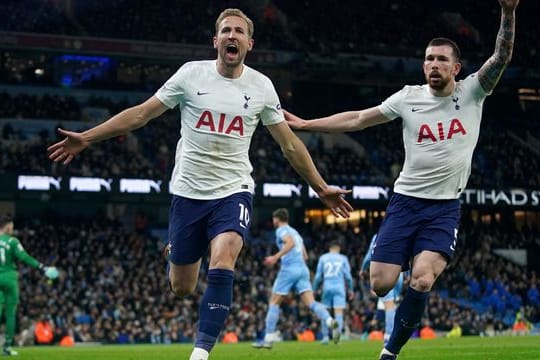 Harry Kane (l) und Pierre-Emile Hojbjerg von Tottenham Hotspur feiern das Tor zum 2:1 gegen Manchester City.