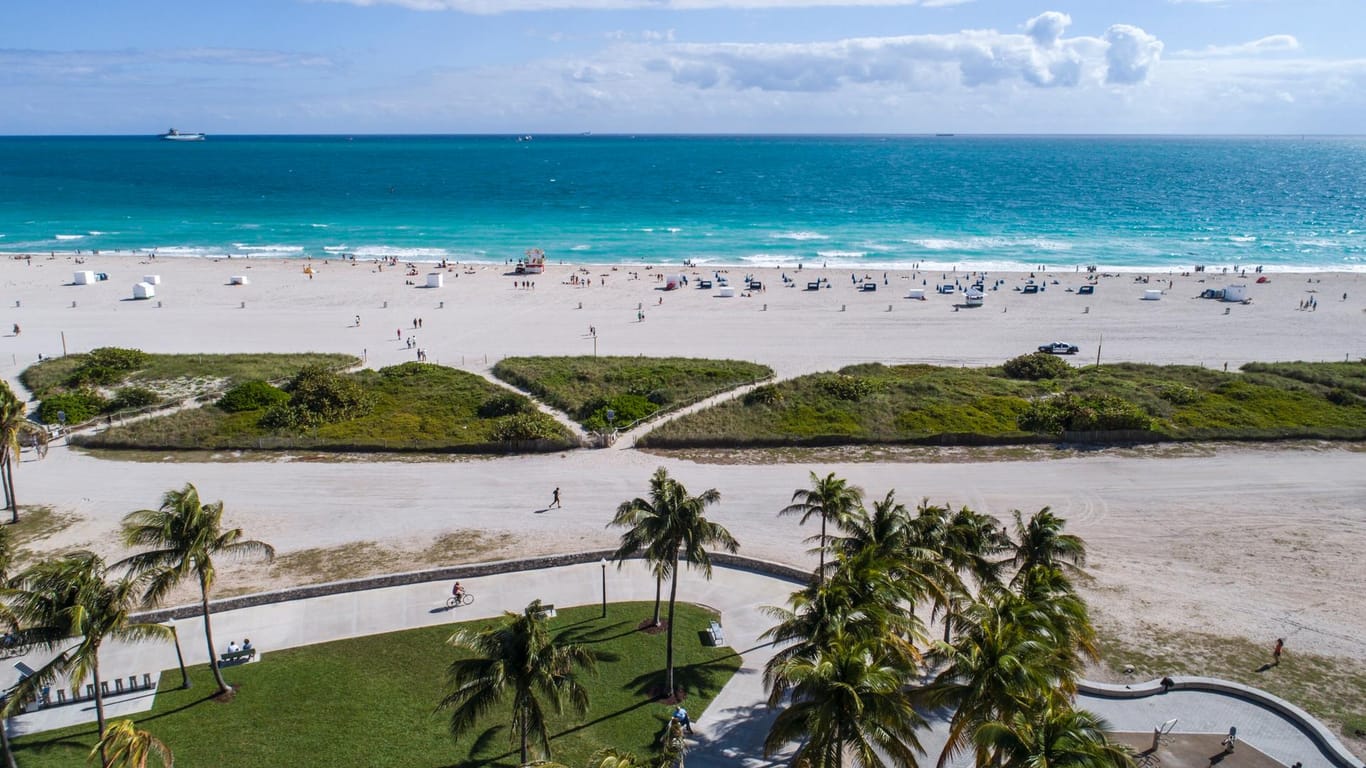 Der Strand in Miami, Florida (Archivbild): Bei einem Hubschrauberabsturz kamen die Badenden mit dem Schrecken davon.