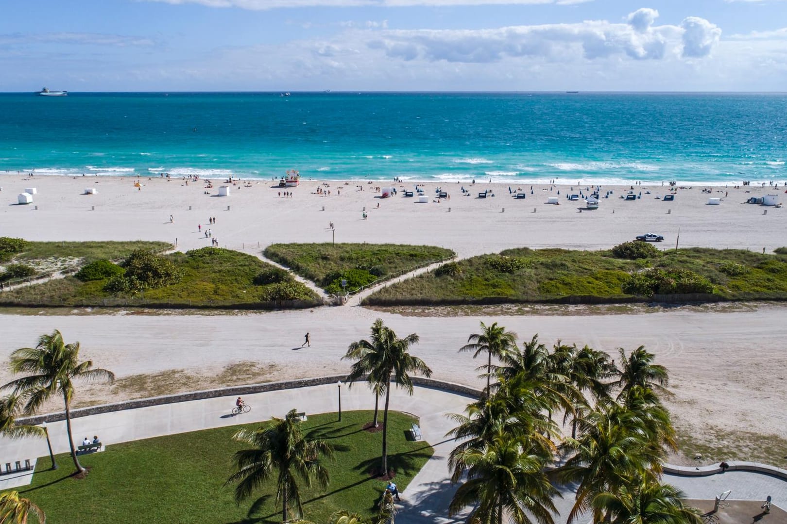 Der Strand in Miami, Florida (Archivbild): Bei einem Hubschrauberabsturz kamen die Badenden mit dem Schrecken davon.