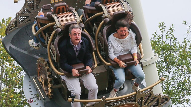 Die flämischen Politiker Bart De Wever und Valerie Van Peel bei der Wiedereröffnung der Achterbahn (Archivbild): Am Samstag blieb die "Ride to Happiness" einfach stehen.