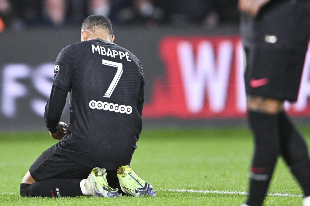 Kylian Mbappe sitzt nach dem Spiel gegen Nantes am Boden: PSG musste eine Niederlage einstecken.