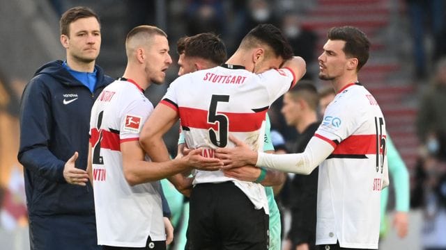 Nach der Niederlage gegen den VfL Bochum brauchten die Stuttgarter Spieler Zuspruch. Nach der Niederlage gegen den VfL Bochum brauchten die Stuttgarter Spieler Zuspruch.