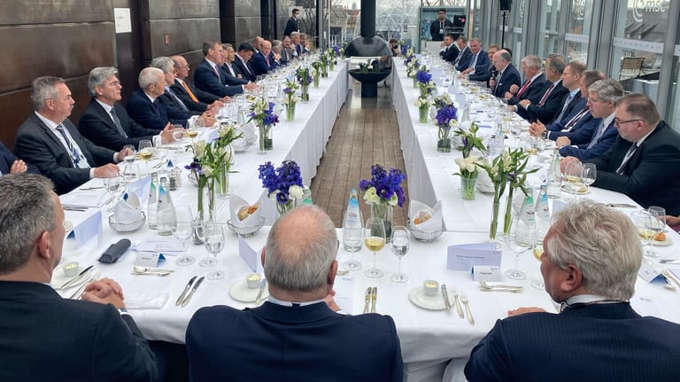 München: Spitzen der deutschen Wirtschaft versammeln sich im Hotel Bayerischer Hof am Rande der Münchner Sicherheitskonferenz zu einem CEO-Lunch.