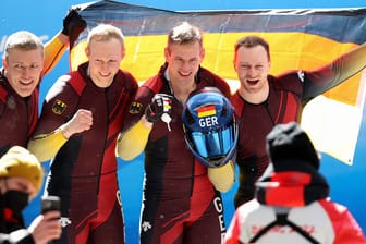 Überglücklich: Francesco Friedrich, Candy Bauer, Thorsten Margis und Alexander Schüller (v. l.) feiern Olympiagold.