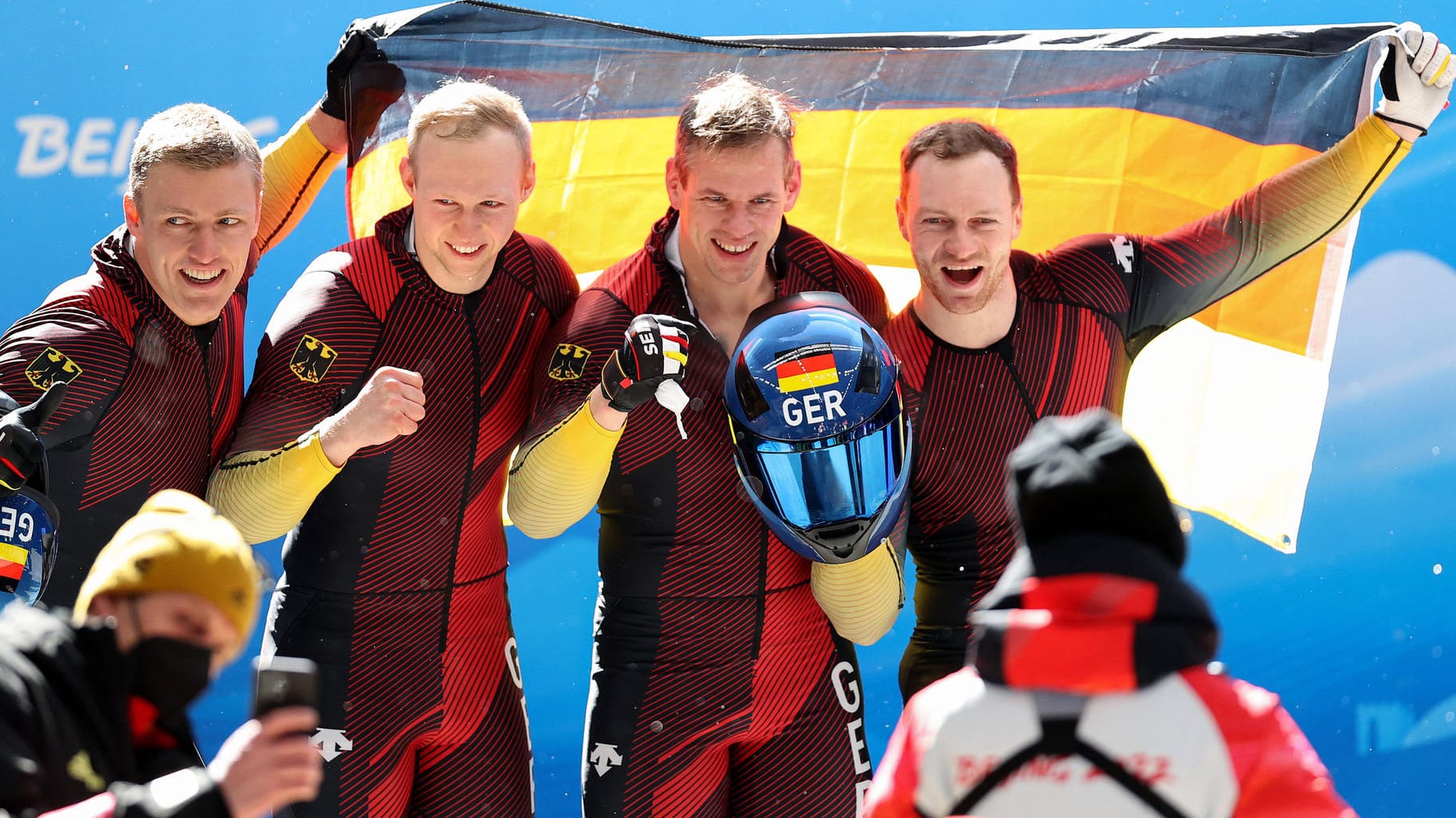 Überglücklich: Francesco Friedrich, Candy Bauer, Thorsten Margis und Alexander Schüller (v. l.) feiern Olympiagold.