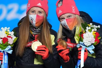 Katharina Hennig (l.) und Victoria Carl mit ihrer Goldmedaille: Die Olympischen Spiele in Peking waren aus deutscher Sicht sehr erfolgreich.