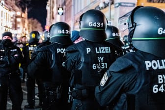 Polizisten bei einer Demo in München (Symbolbild): Wie die Polizei berichtet, seien Beamte an einer Engstelle von den Versammlungsteilnehmenden bedrängt worden.