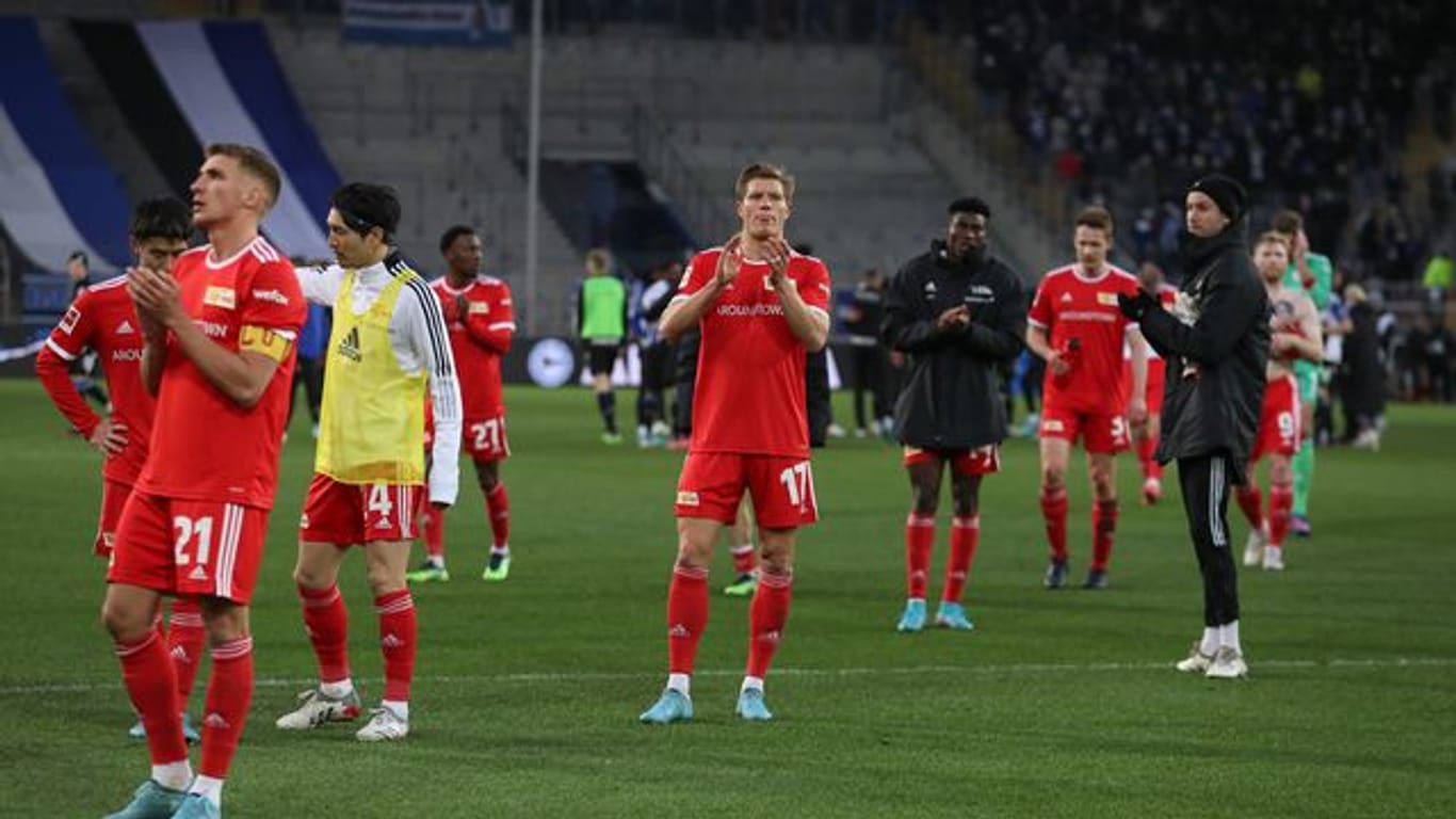 Unions Spieler bedanken sich nach der Niederlage in Bielefeld für die Unterstützung der mitgereisten Fans.
