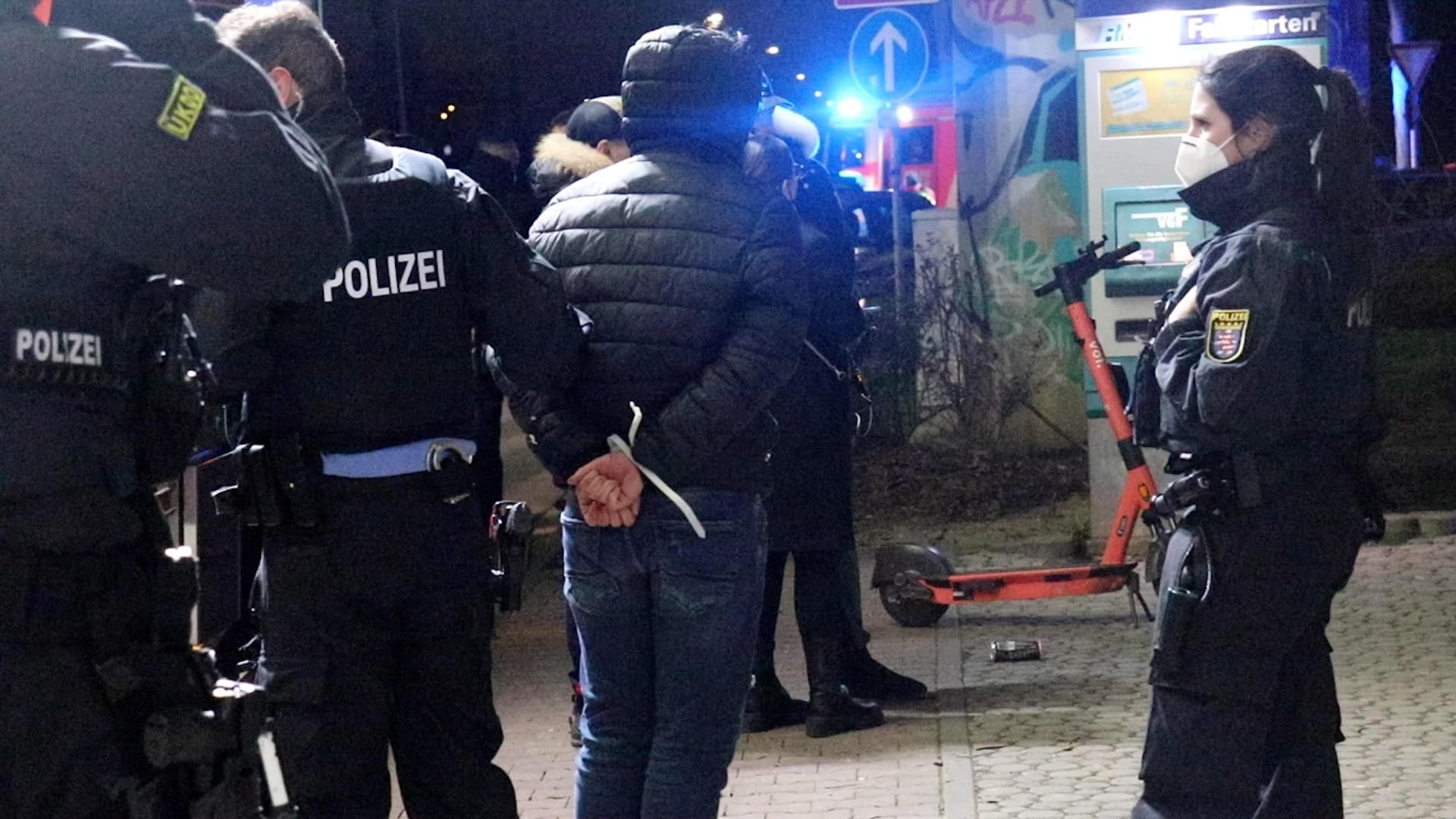 Polizisten halten einen Jugendlichen fest: Die Beamten mussten im Niddapark eine Schlägerei beenden. Polizisten halten einen Jugendlichen fest: Die Beamten mussten im Niddapark eine Schlägerei beenden.