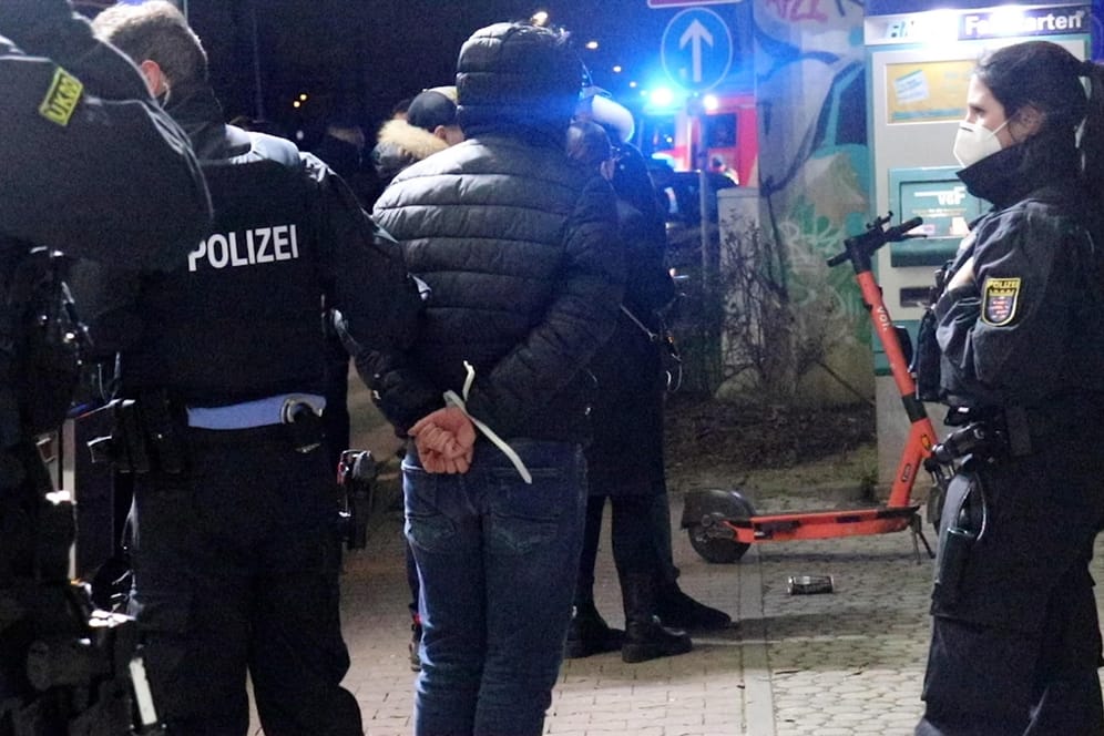 Polizisten halten einen Jugendlichen fest: Die Beamten mussten im Niddapark eine Schlägerei beenden.