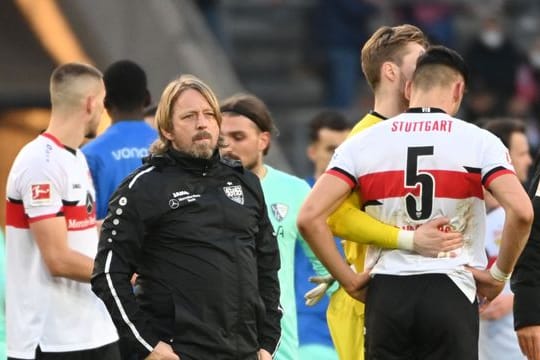 Stuttgarts Konstantinos Mavropanos (r) wird nach dem Spiel von Mitspielern und Teambetreuern getröstet.