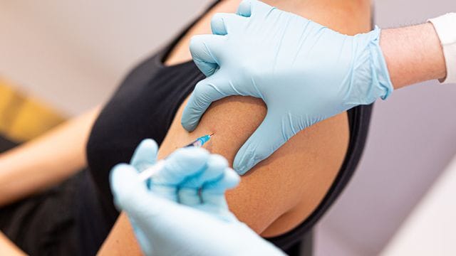 Die Impfpflicht ab 18 soll dazu beitragen, die Impfquote weiter zu steigern. Die Impfpflicht ab 18 soll dazu beitragen, die Impfquote weiter zu steigern.