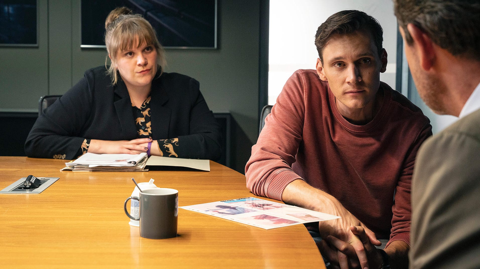 Kommissarin Rosa Herzog (Stefanie Reinsperger) und Kommissar Jan Pawlak (Rick Okon) ermitteln gemeinsam.