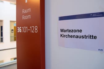 Ein Schild mit der Aufschrift "Wartezone Kirchenaustritte" im Standesamt München: Die Kirchenaustritte haben sich in der bayerischen Landeshauptstadt verdoppelt.