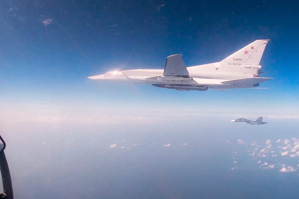 Ein Tu-22M3-Bomber der russischen Luftstreitkräfte fliegt über dem Mittelmeer: Am Samstag hatte Russland bei einem Manöver die Einsatzbereitschaft seiner Atomstreitkräfte getestet.