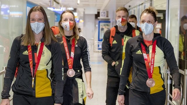 Denise Herrmann, Franziska Preuß, Roman Rees und Vanessa Hinz (l-r) kommen nach den Winterspielen am Frankfurter Flughafen an.