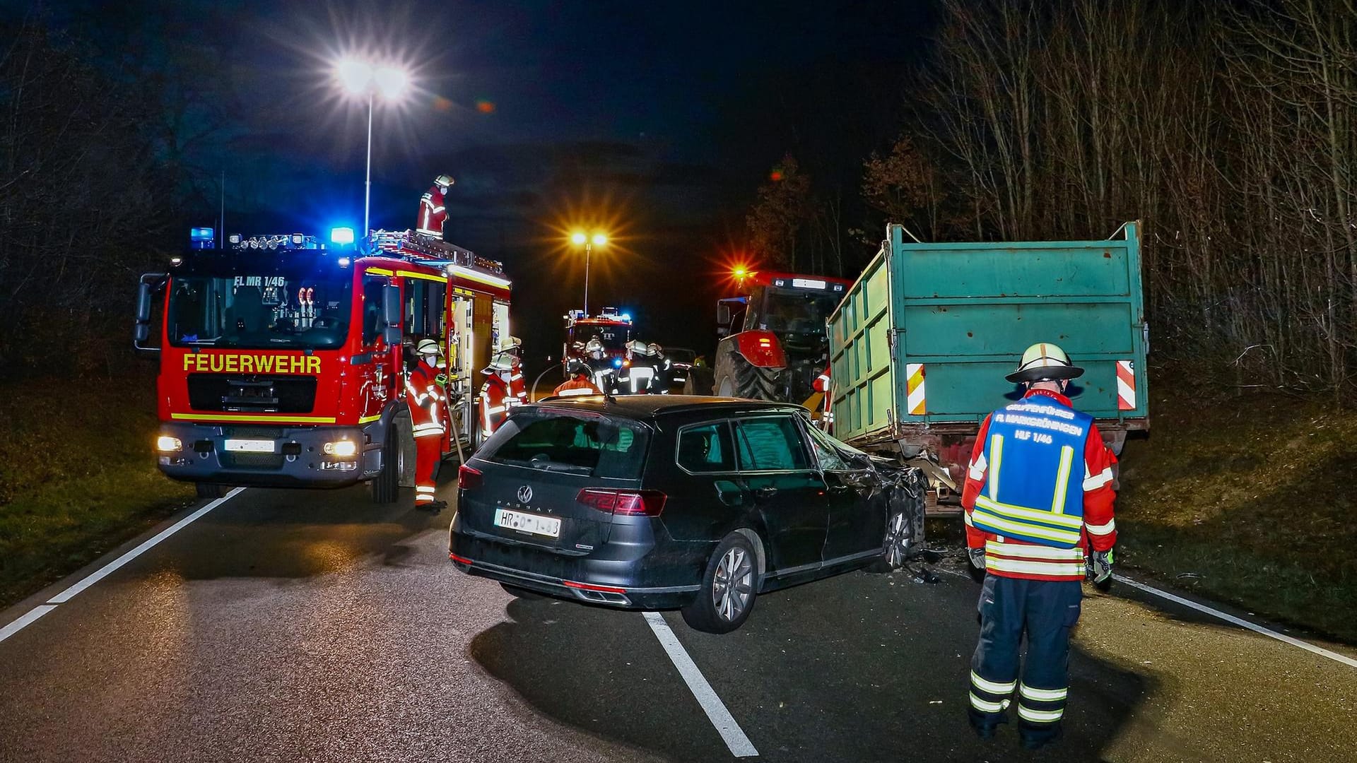 Unfall auf der Bundestraße 10: Das Auto schob sich unter den Anhänger. Unfall auf der Bundestraße 10: Das Auto schob sich unter den Anhänger.