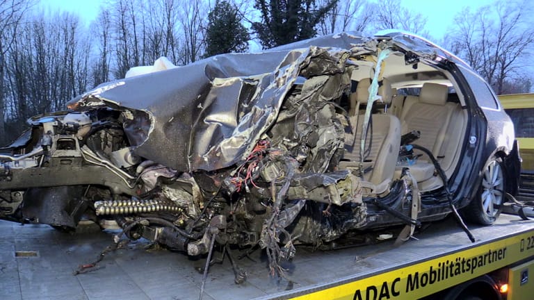 Autowrack nach einem Unfall auf der A46: Die beiden Fahrer kamen sofort ums Leben.