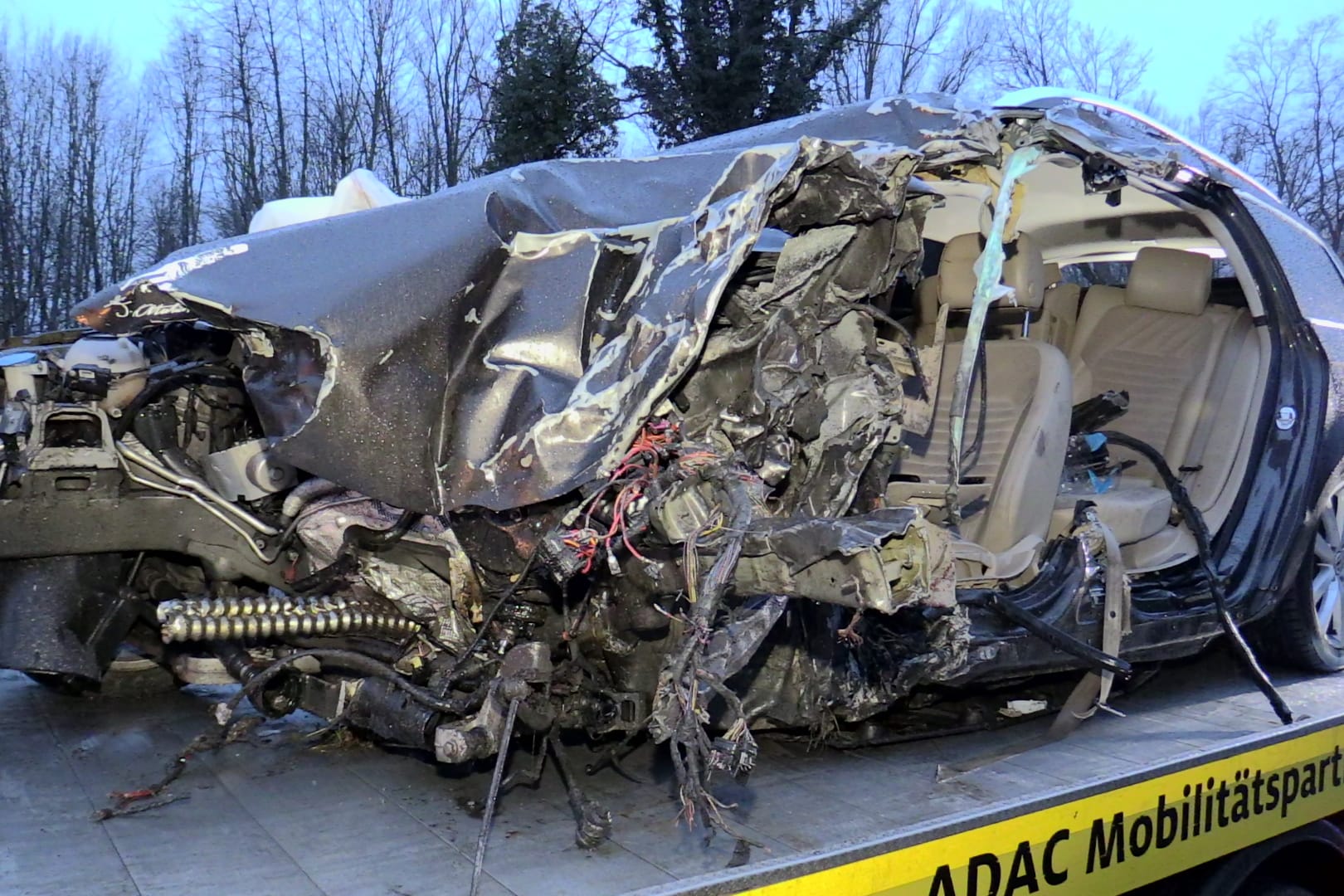 Autowrack nach einem Unfall auf der A46: Die beiden Fahrer kamen sofort ums Leben.